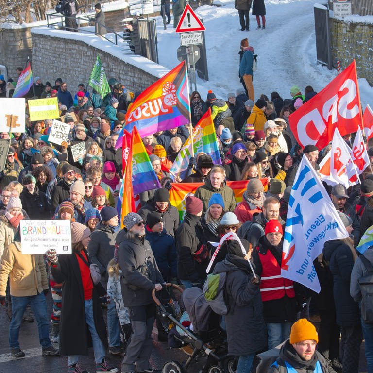 Tausende Teilnehmer beteiligen sich bei einer Grossdemonstration gegen Rechtsextremismus am 20.01.2024 in Erfurt.