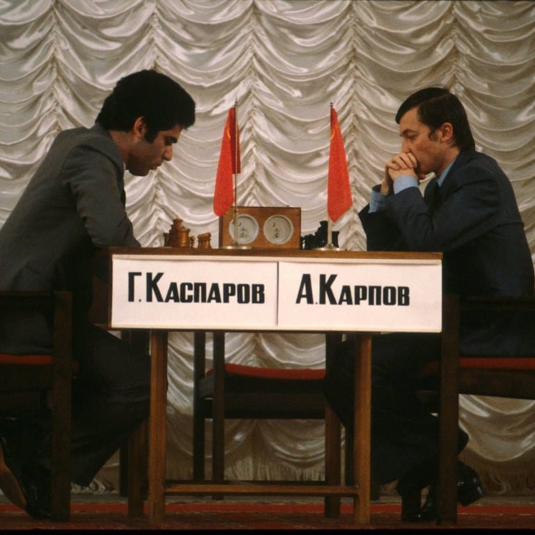 Garri Kasparov (li.) gegen Anatoli Karpov (beide UdSSR)