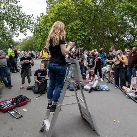 An activist of Standing for Women speaks to a gathered mass at Speakers Corner in Hyde Park Central London.Archivfoto (Foto: IMAGO, Vedat Xhymshiti)