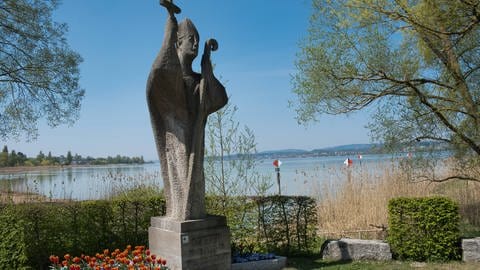 Klosterinsel Reichenau: Pirminstatue am Inseleingang