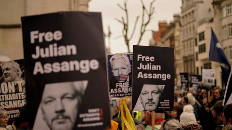 Demonstranten halten Transparente vor den Royal Courts of Justice. WikiLeaks-Gründer Julian Assange wird vor dem Gericht seinen letzten Einspruch gegen seine drohende Auslieferung an die Vereinigten Staaten einlegen.