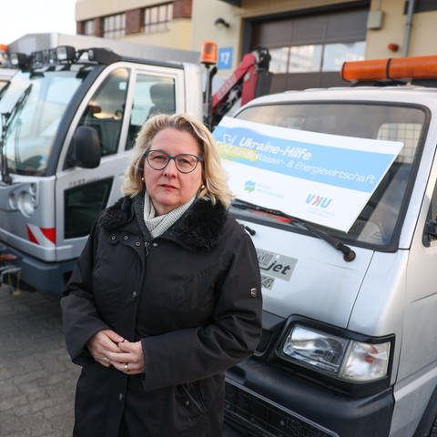 Svenja Schulze (SPD), Bundesministerin für wirtschaftliche Zusammenarbeit und Entwicklung, steht vor Fahrzeugen, die die Berliner Wasserbetriebe an den ukrainischen Abwasserentsorger Lvivodokanal spenden.