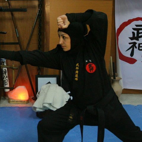 A Ninjutsu exercise during a training session as members of various Ninjutsu schools. Symbolfoto (Foto: picture-alliance / Reportdienste, Khademian Farzaneh)