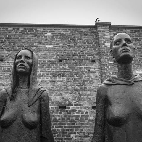 Bronzeplastiken zweier weiblicher Inhaftierter im KZ Ravensbrück (Foto: IMAGO, IMAGO / Jürgen Ritter)