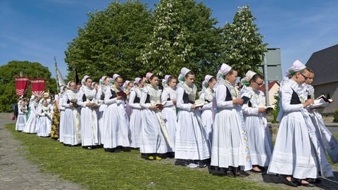 Fonleichnamsprozession katholischer Sorben in der Oberlausitz (Foto: IMAGO, IMAGO / epd) Fonleichnamsprozession katholischer Sorben in der Oberlausitz