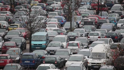 Parkplatz in Sachsen-Anhalt am Buß- und Bettag, der im benachbarten Sachsen ein gesetzlicher Feiertag ist (Foto: IMAGO, IMAGO / Steffen Schellhorn) Parkplatz in Sachsen-Anhalt am Buß- und Bettag, der im benachbarten Sachsen ein gesetzlicher Feiertag ist