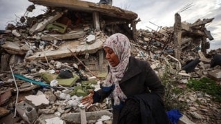 Eine Palästinenserin begutachtet die Schäden an ihrem Haus in Mughraqa im Zentrum des Gazastreifens