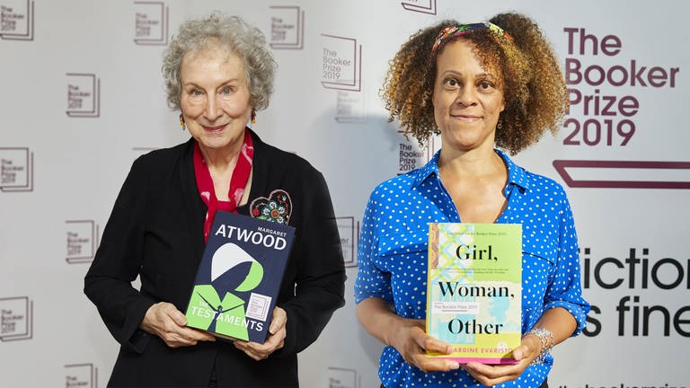 Margaret Atwood und Bernadine Evaristo, Preisträgerinnen des Man Booker Prize 2019