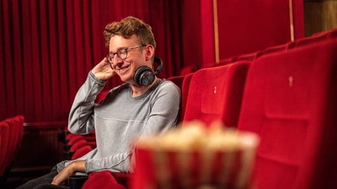 Der Host des Podcasts "Score Snacks - Die Musik deiner Lieblingsfilme", Malte Hemmerich (Foto: SWR / Christian Koch) Der Host des Podcasts "Score Snacks - Die Musik deiner Lieblingsfilme", Malte Hemmerich