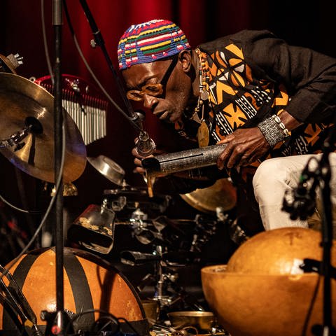 Der Perkussionist Dudù Kouate spielt bei der britischen Veranstaltungsreihe Moment´s Notice - Enjoy Jazz 2023. (Foto: Christian Gaier)