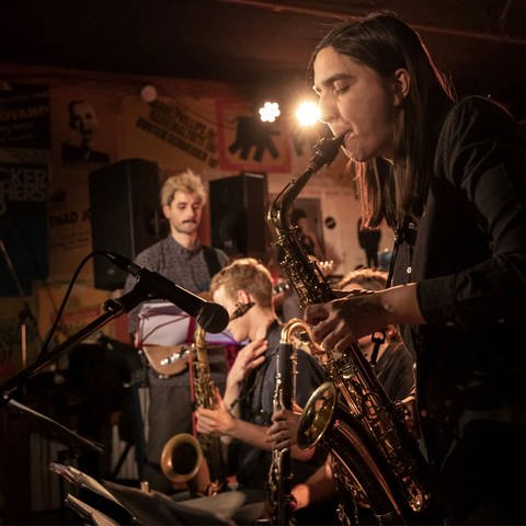 Sarah Chaksad spielt Saxofon und im Hintergrund ihr Large Ensemble (Foto: Peter Purgar)