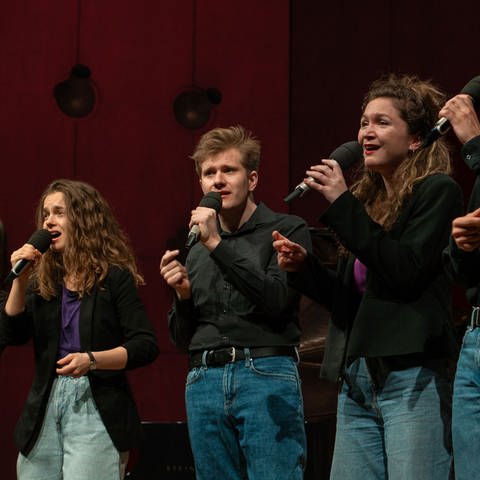 Die fünfköpfige Band Lylac singt  im April 2024 bei der SWR Jazz College Veranstaltung A cappella. 