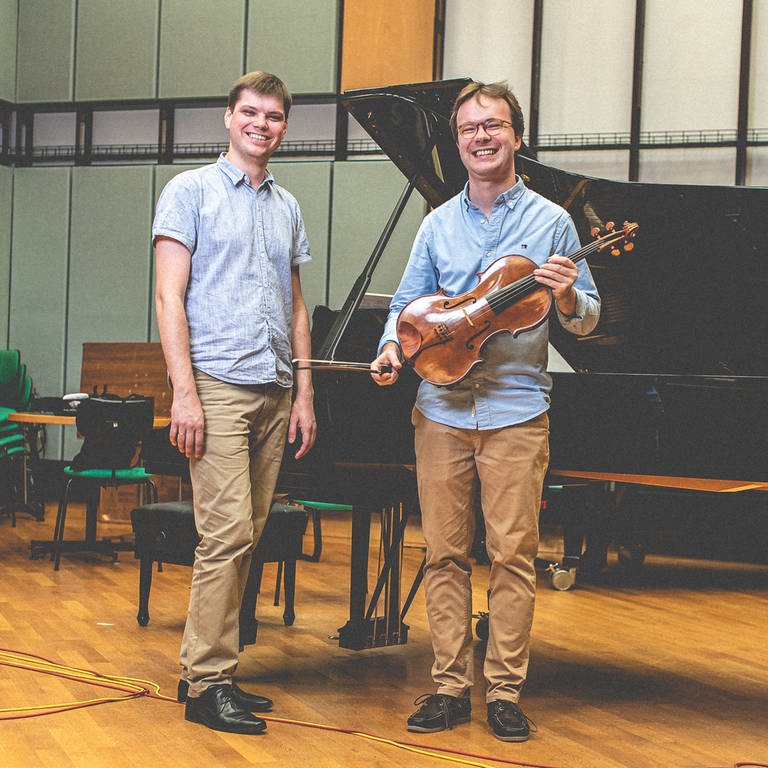 Der Bratschist Till Breitkreutz und Alexander Sonderegger bei der Musikaufnahme für #zusammenspielen im SWR Studio. (Foto: SWR, Paul Gärtner)