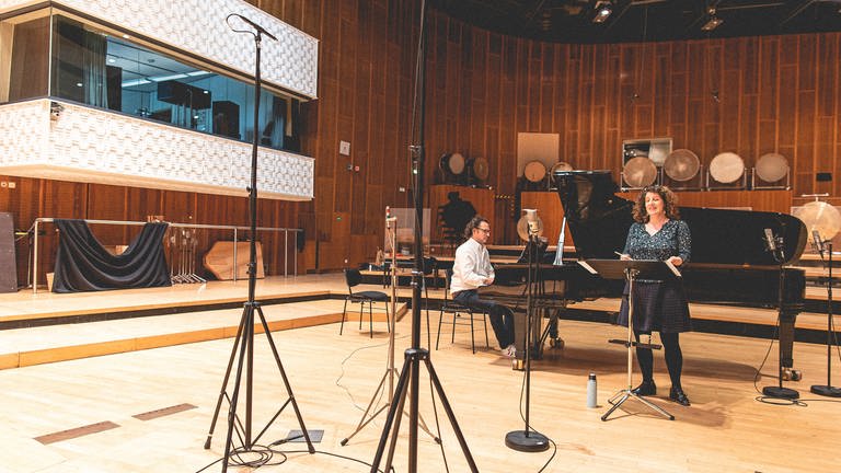 Sarah Wegener und Götz Payer bei den #zusammenspielen-Aufnahmen im SWR Studio