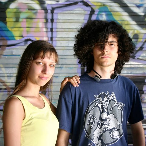 Drei Jugendliche vor Grafittis (Foto: IMAGO, IMAGO / Shotshop)