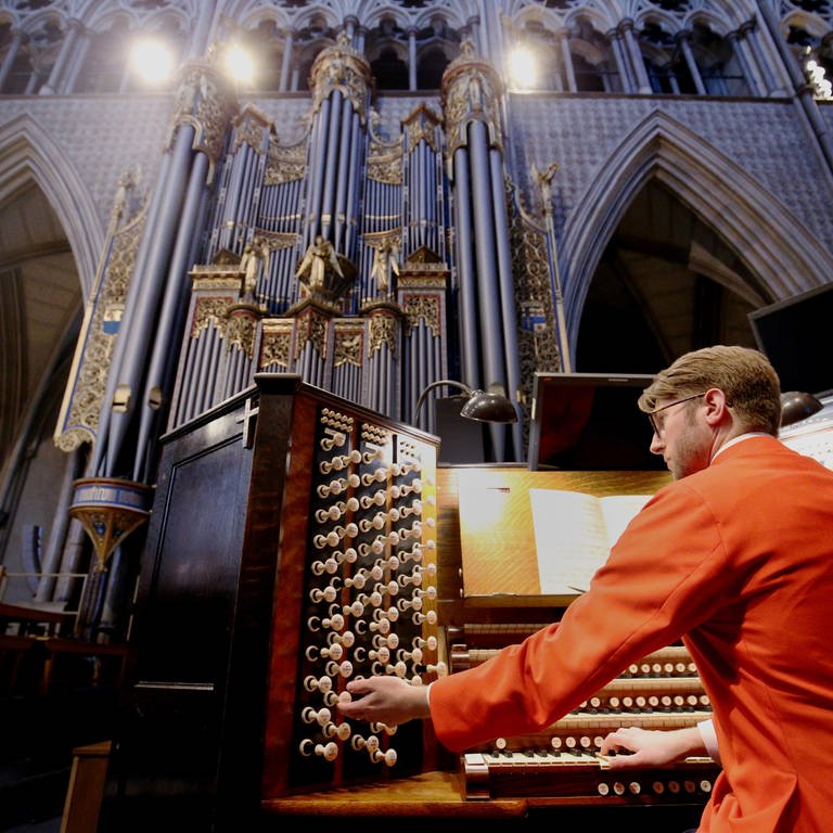 Peter Holder an der Orgel in Westminster Abbey