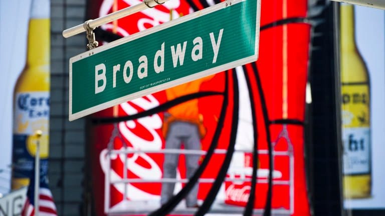 Straßenschild Broadway und Leuchtreklame am Times Square, Manhattan, New York