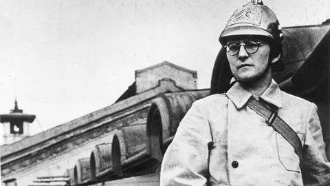 Dmitri Schostakowitsch in Uniform und mit Helm blickt ernst in die Kamera (Foto: IMAGO, IMAGO / Bridgeman Images)