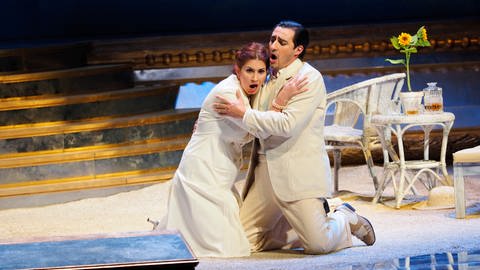 Aurelia Florian als Magda und Charles Castronovo als Ruggero am 05.03.2015 bei der Fotoprobe zur Oper „La Rondine“ von Giacomo Puccini.