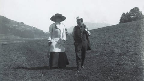Gustav und Alma Mahler bei einem Spaziergang