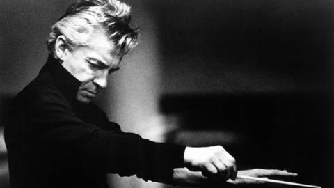 Herbert von Karajan beim Dirigieren der Neunten Sinfonie