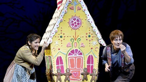Hänsel und Gretel besuchen das Lebkuchenhaus in Humperdicks Oper (Inszenierung der Wiener Staatsoper) (Foto: picture-alliance / Reportdienste, picture alliance / HERBERT NEUBAUER / APA / picturedesk.com | HERBERT NEUBAUER) Hänsel und Gretel besuchen das Lebkuchenhaus in Humperdicks Oper (Inszenierung der Wiener Staatsoper)