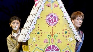 Hänsel und Gretel besuchen das Lebkuchenhaus in Humperdicks Oper (Inszenierung der Wiener Staatsoper)