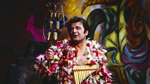 Bariton Klaus Hirte als Papageno in einer Fernsehaufzeichnung von 1979. (Foto: IMAGO, IMAGO / United Archives) Bariton Klaus Hirte als Papageno in einer Fernsehaufzeichnung von 1979.
