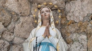 Lourdes-Grotte neben der Wallfahrtskirche Heiligwasser, Patscherkofel, Igls, Innsbruck, Tirol.