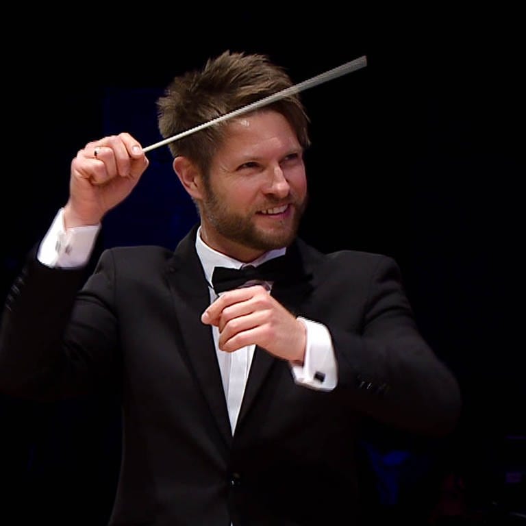 Krzysztof Urbański dirigiert