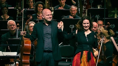 Patricia Kopatchinskaja, Frank-Michael Guthmann und das SWR Symphonieorchester (Foto: SWR) Patricia Kopatchinskaja, Frank-Michael Guthmann und das SWR Symphonieorchester