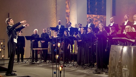 Yuval Weinberg dirigiert das SWR Vokalensemble beim Weihnachtskonzert 2024 in der Pfarrkirche St. Michael in Stuttgart-Sillenbuch (Foto: SWR) Yuval Weinberg dirigiert das SWR Vokalensemble beim Weihnachtskonzert 2024 in der Pfarrkirche St. Michael in Stuttgart-Sillenbuch