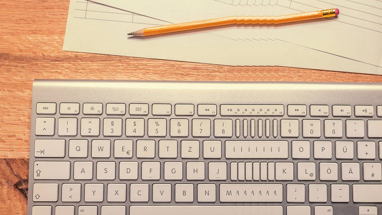 Collage: Tastatur und Bleistift (Foto: photocase)