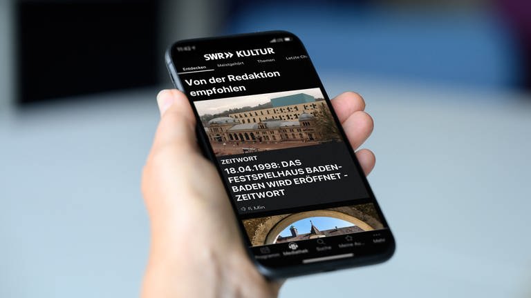 Ein Smartphone zeigt die Programm-Übersicht in der SWR Kultur App (Foto: SWR, Patricia Neligan)