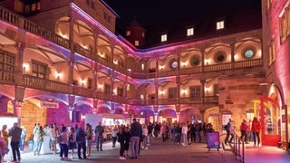 Der Innenhof des Landesmuseums in Stuttgart bei Nacht während der Langen Nacht der Museen