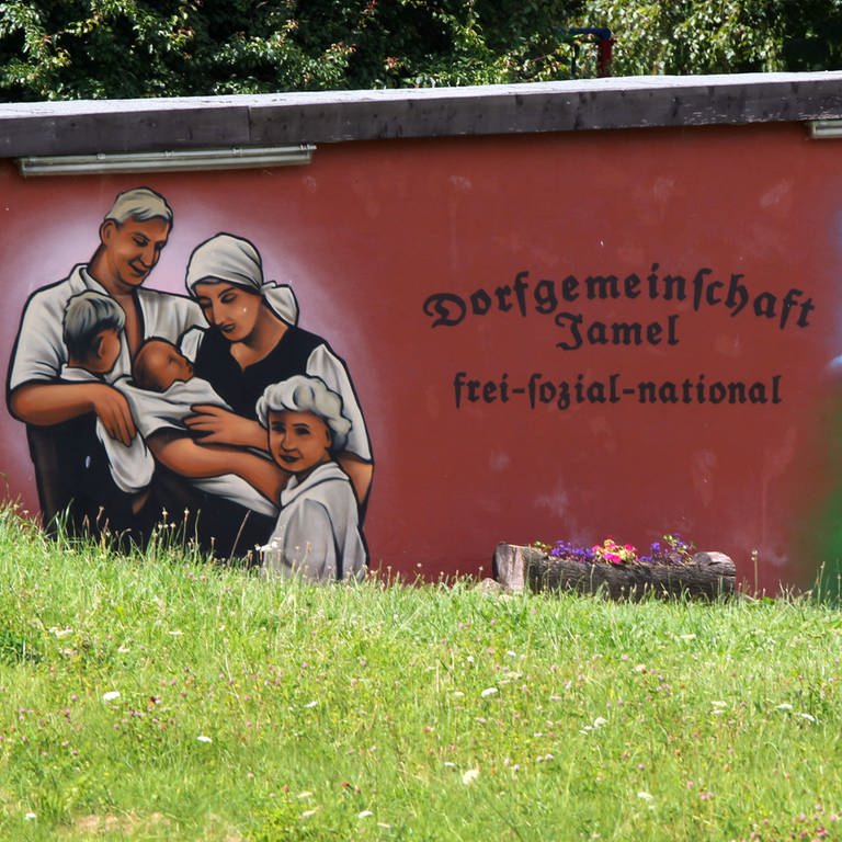 Hauswand in Jamel bei Wismar mit dem Schriftzug "Dorfgemeinschaft Jamel frei-sozial-national". Das Bild wird von vielen Rrechtsextremen bewohnten (2012)