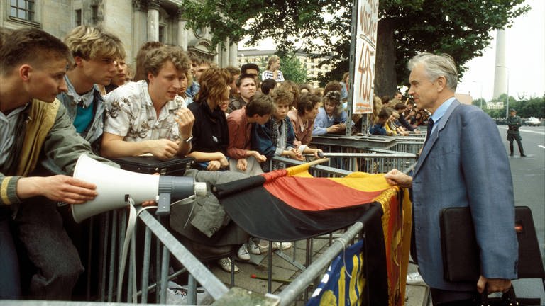 Hans Modrow (PDS) im Gespräch mit protestierenden Studenten anlässlich einer Demonstration in der Berliner Karl-Liebknecht-Straße am 8. Juni 1990