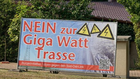 Protest gegen Süd-Ost-Link: Plakat mit der Aufschrift "Nein zur Giga-Watt-Trasse" der Bürgerinitiative Lützen 2019. Der Süd-Ost-Link ist eine geplante Gleichstromverbindung mit einem Gleichstrom-Erdkabel zwischen Sachsen-Anhalt und Bayern.