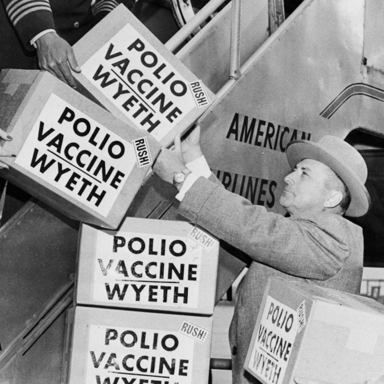 Polio-Impfstoff wird 1955 nach Europa verschifft (Foto: IMAGO, imago images / United Archives International)