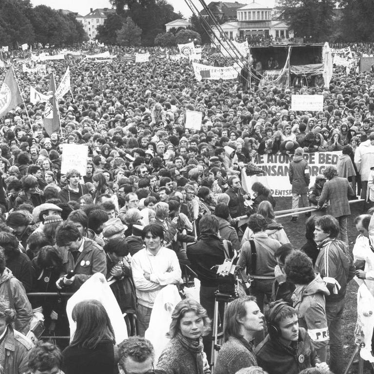 In Bonn trafen sich über 100 000 Menschen zu einer Demonstration für Frieden und Abrüstung. Bonn den 10.10.1981.