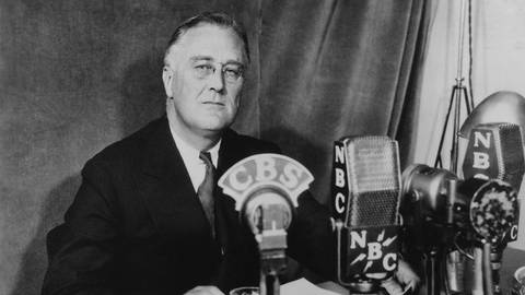 Präsident Franklin D. Roosevelt am 30. September 1934 bei einem seiner "Fireside chats". Er sprach wirtschaftliche Themen an, insbesondere die National Recovery Administration (NRA). Der Begriff "Kamingespräch" leitet sich von Roosevelts “Fireside chats” ab: 30 Radioansprachen, die er zwischen 1933 und 1944 hielt.