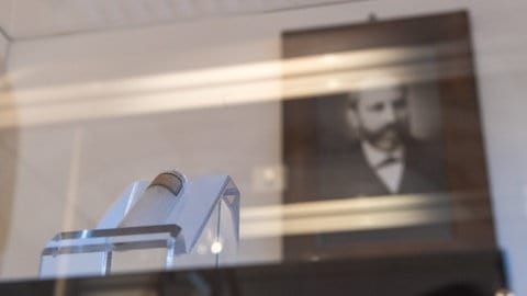 Friedrich Miescher (1844 - 1895): Sein Bild im Museum der Universität Tübingen hinter einem Reagenzglas mit isolierter Nukleinsäure aus Lachssperma aus den Originalbeständen (Foto: dpa Bildfunk, picture alliance/dpa | Sebastian Gollnow) Friedrich Miescher (1844 - 1895): Sein Bild im Museum der Universität Tübingen hinter einem Reagenzglas mit isolierter Nukleinsäure aus Lachssperma aus den Originalbeständen
