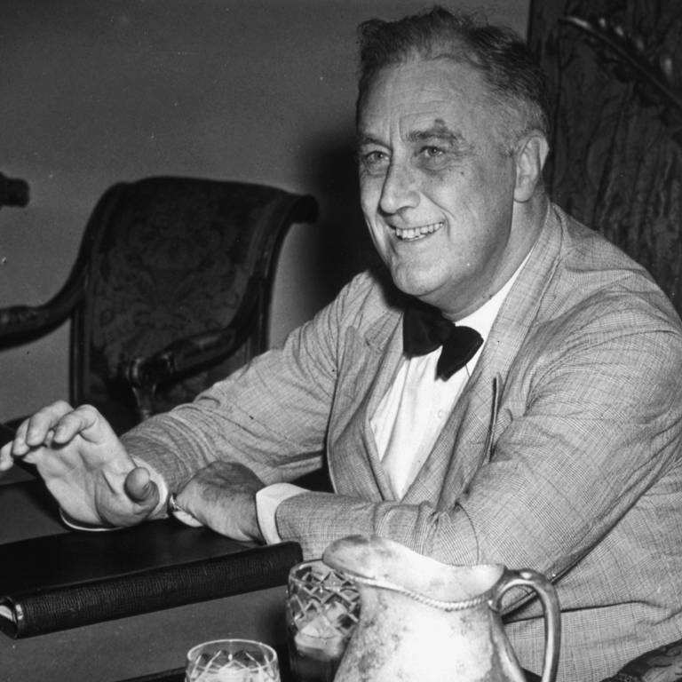 Franklin D. Roosevelt (1882 - 1945) , 32. US-Präsident (1933 - 1945), am 15.8.1938 im Weißen Haus in Washington D.C. vor seiner Rundfunkrede anlässlich des 3. Jahrestages der Verabschiedung der Sozialversicherungsgesetze im Rahmen des New Deal
