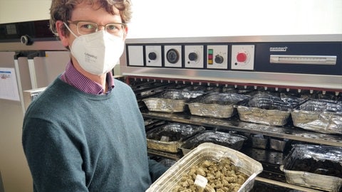 Axel Don am Trocknungsschrank für Bodenproben. Der stellvertretende Institutsleiter des Thünen-Instituts für Agrarklimaschutz leitet das Projekt CarboHedge – eine Wort-Schöpfung, die für die Hecke als Kohlenstoffspeicher steht. (Foto: SWR, Richard Fuchs) Axel Don am Trocknungsschrank für Bodenproben. Der stellvertretende Institutsleiter des Thünen-Instituts für Agrarklimaschutz leitet das Projekt CarboHedge – eine Wort-Schöpfung, die für die Hecke als Kohlenstoffspeicher steht.