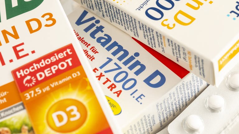 Verschiedene Vitamin-D-Präparate: Neueste Studien zeigen, dass bei schweren Verläufen von Covid-19 häufig ein Vitamin-D-Mangel diagnostiziert wird – was bedeutet das? D (Foto: IMAGO, IMAGO / Jochen Tack)