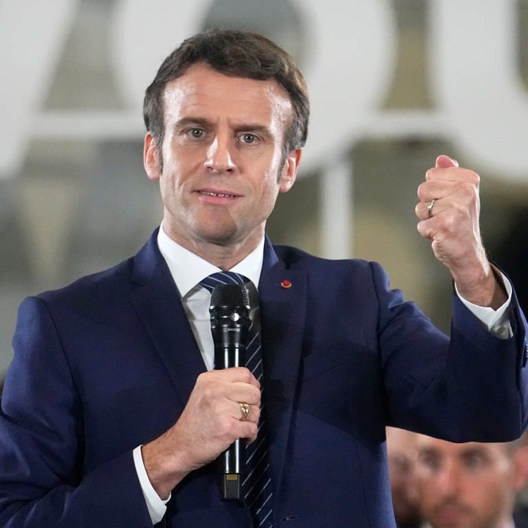 Emmanuel Macron, Präsident von Frankreich und Kandidat der Mitte für die bevorstehenden Präsidentschaftswahlen, spricht im März 2022 zu Einwohnern von Poissy. Die Wahlen finden in zwei Runden am 10. und 24. April statt. (Foto: dpa Bildfunk, picture alliance/dpa/AP | Michel Euler)