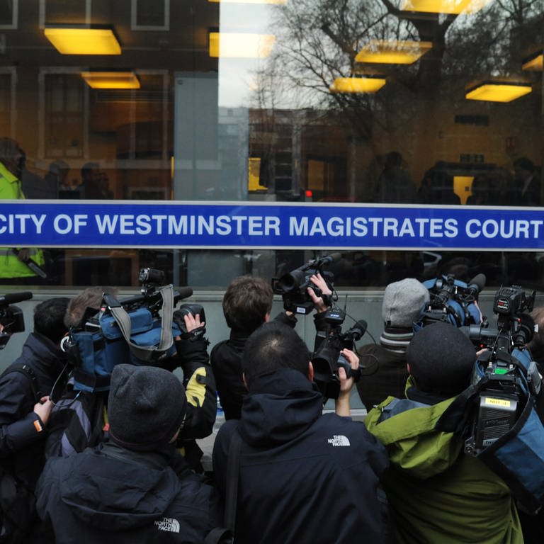 Der Gründer der Whistleblowing-Website Wikileaks, Julian Assange, wurde in London von der Polizei festgenommen. Pressevertreter versammeln sich vor dem Amtsgericht Westminster am 7. Dezember 2010. (Foto: picture-alliance / Reportdienste, picture alliance / dpa | Andrew Gombert)