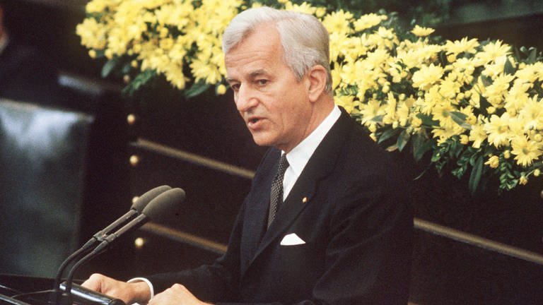 Bundespräsident Richard von Weizsäcker hält seine vielbeachtete Rede im Bonner Bundestag am 8.5.1985 während der Feierstunde zum Ende des Zweiten Weltkrieges vor 40 Jahren: "Der 8. Mai war ein Tag der Befreiung."
