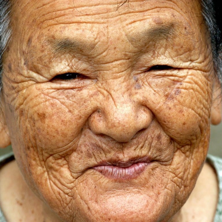 Alte Japanerin mit vielen Falten lächtelt: In Japan ist jeder vierte Rentner erwerbstätig, unter 69 Jahren sogar jeder zweite. Viele suchen darin einen Sinn für die letzte Lebensphase, manche brauchen den Zusatzverdienst.