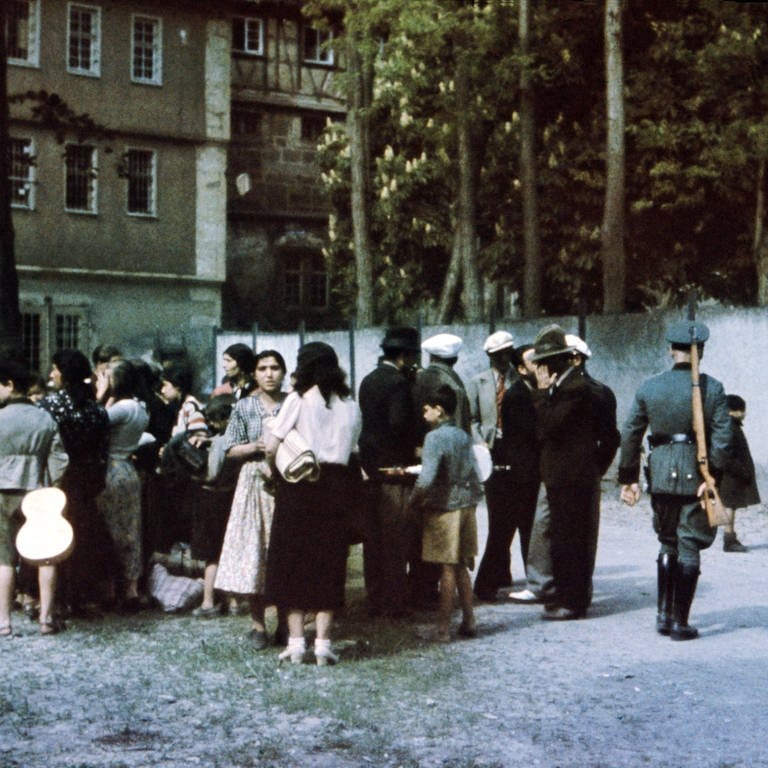 Sinti und Roma am 22. Mai 1940 im Hof des Hohenasperg-Gefängnisses vor der Deportation in ein Lager in Polen (Foto: IMAGO, imago stock&people)